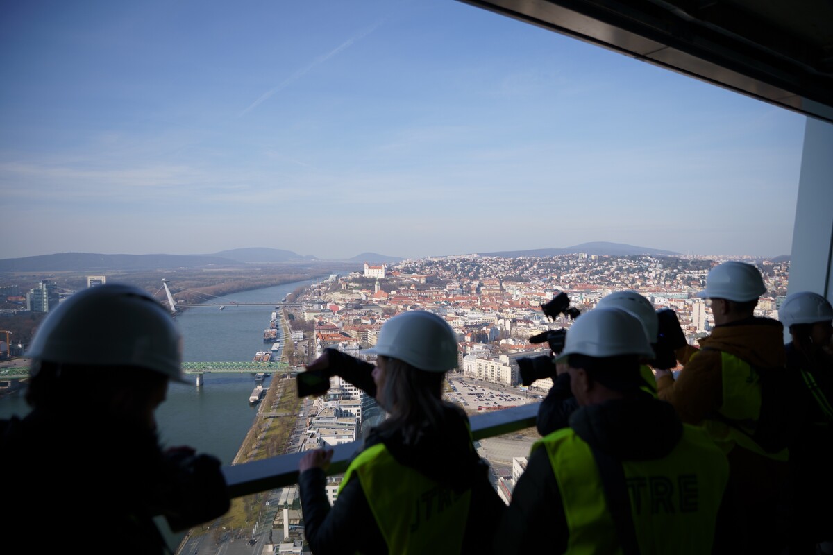 Výhľad z najvyšších poschodí prvého slovenského mrakodrapu.