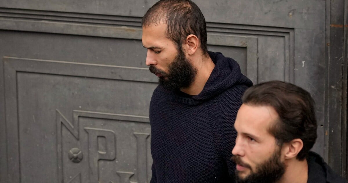 Andrew Tate opouští domácí vězení. Stále čelí obviněním ze znásilnění a obchodu s lidmi