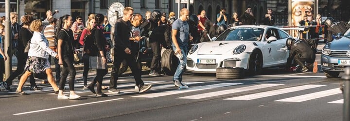 Pražská křižovatka zažila v době největší špičky atmosféru Formule 1! Mechanici přezuli Porsche na semaforu