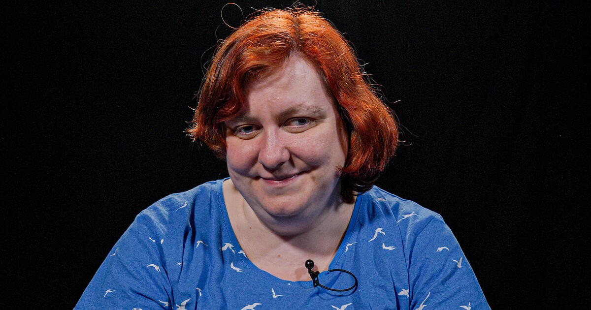 „Proč bych si chodil užívat někam jinam, když mám doma tebe, říkal mi.” Jesiku od dětství zneužíval vlastní otec (Hlubiny)