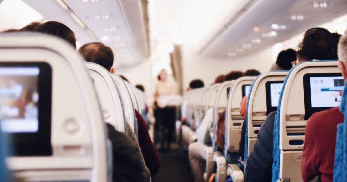 Letecká společnost mění pravidla pro cestující s nadváhou. Od příštího roku si budou muset koupit sedadlo navíc