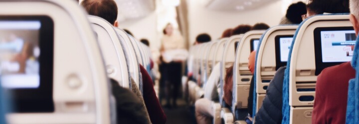 Pilot pohrozil, že otočí letadlo a vrátí se, pokud cestující nepřestane rozesílat ostatním nahé fotky