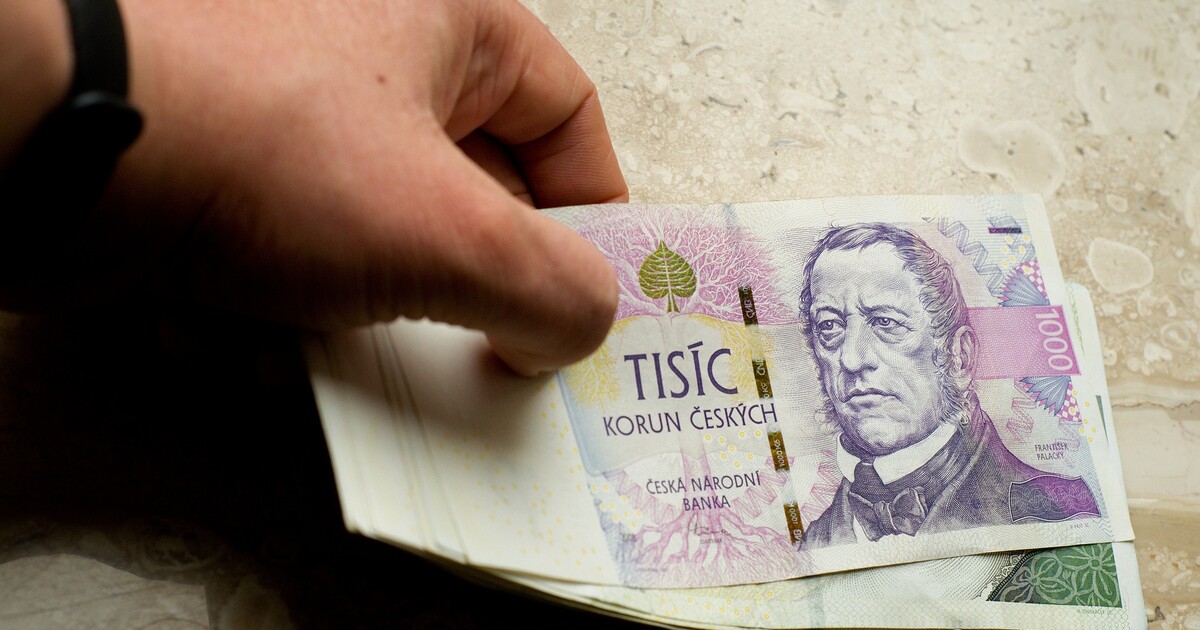 „Mám rád, když to šustí mezi prsty.“ Ptali jsme se Pražanů, kolik u sebe nosí v hotovosti. Jestli vůbec