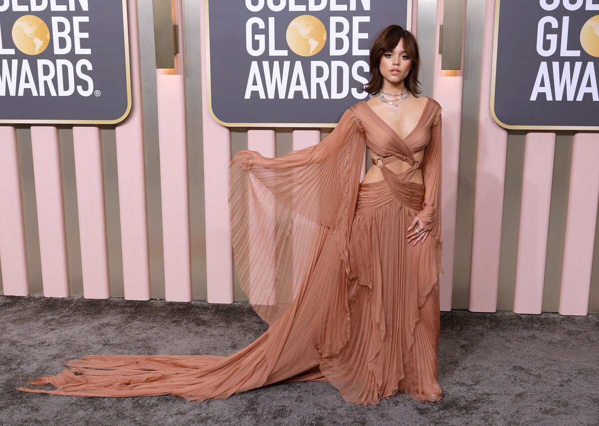 Jenna Ortega dala na červenom koberci Golden Globes zbohom čiernej a ako bohyňa sa predviedla v pieskovej róbe od značky Gucci.