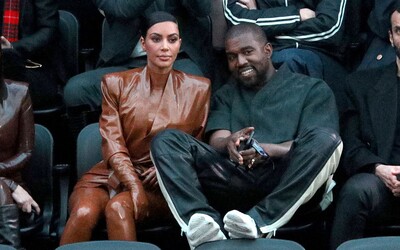 Kanye West tvrdí, že s Kim Kardashian jsou stále manželé. V show SNL ji prý donutili říci, že se rozvedli.