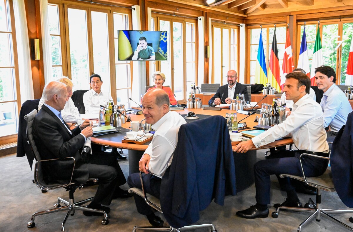 Nemecký kancelár Olaf Scholz (uprostred), americký prezident Joe Biden (vľavo) a francúzsky prezident Emmanuel Macron (vpravo) spolu s ďalšími lídrami skupiny G7 počas rokovania za okrúhlym stolom na zámku Elmau v rámci summitu G7 v nemeckom meste Krün pri Garmisch-Partenkirchene 27. júna 2022.