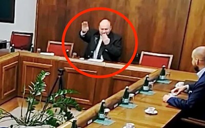 Poslanec Rudolf Huliak urobil v parlamente gesto, ktoré pripomína nacistický pozdrav.
