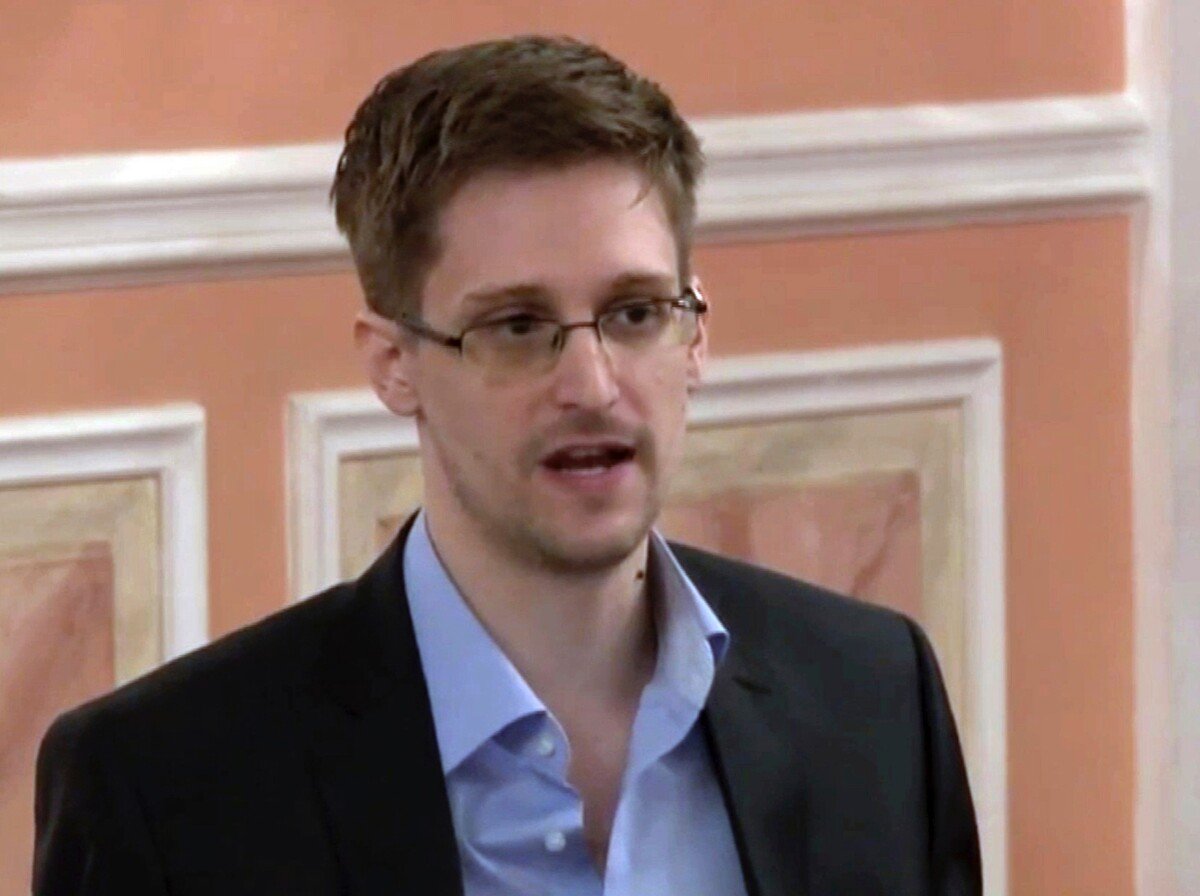 Na archívnej snímke z 11. októbra 2013 bývalý spolupracovník amerických tajných služieb Edward Snowden reční v Moskve.