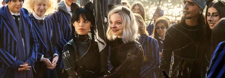 VIDEO: Zakrvavená Jenna Ortega sa ako Wednesday baví na doteraz nevidených záberoch z natáčania seriálovej pecky z Netflixu