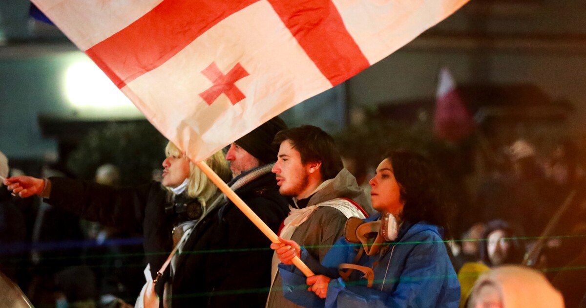 Shrnujeme dění posledních dnů v Gruzii: Proč velvyslankyně v Česku rezignovala a kvůli čemu se konají protesty?