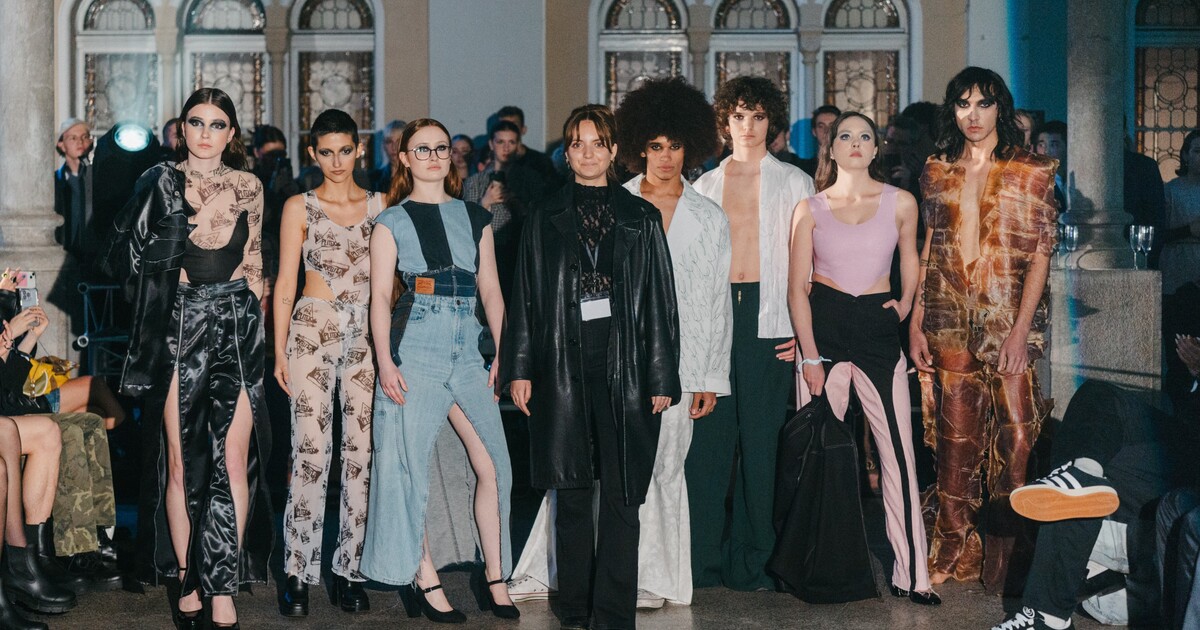 Návrhářku Danielle ovlivnilo prostředí pražských sídlišť. Její model z latexu připomíná sušené maso