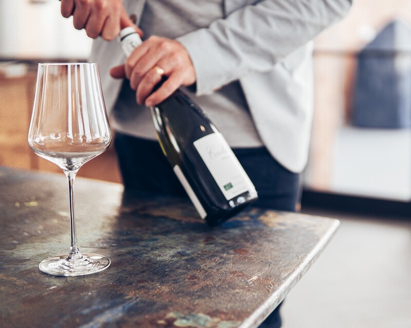 Sedíš v reštaurácii v Madride a objednáš si víno. Čašník sa ťa opýta: „¿Prefieres el vino tinto o el blanco?“ Čo chce vedieť?