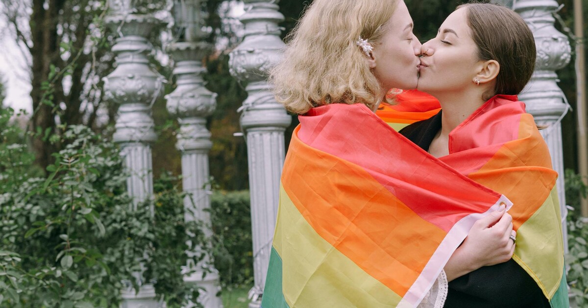 KOMENTÁŘ: Soudní dvůr EU rozhodl o LGBT+ sňatcích. A Češi, Slováci a Poláci už závodí, kdo je větší homofob