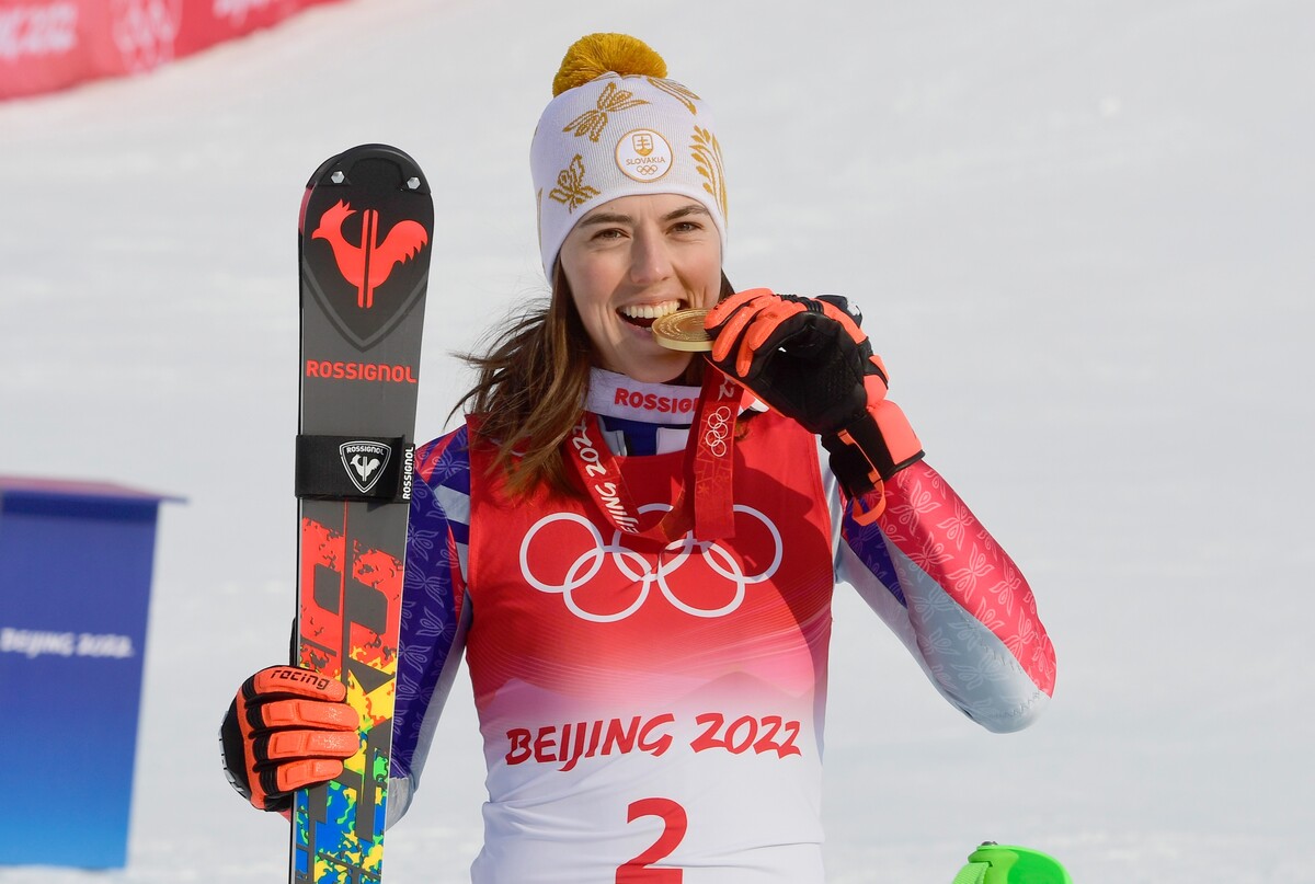 Slovenská lyžiarka Petra Vlhová pózuje na pódiu so zlatou medailou po svojom víťazstve v 2. kole slalomu žien v alpskom lyžovaní na ZOH 2022 v Pekingu v stredisku Jen-čching. Pre Slovensko je to prvý cenný kov z olympiády. (9. február 2022)