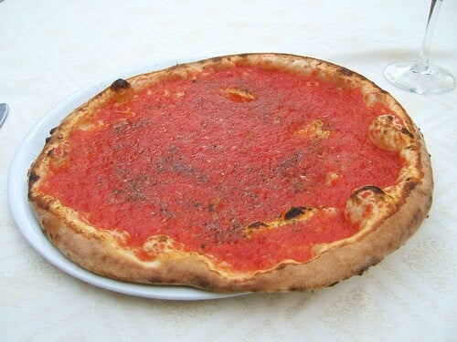 Ktorá pizza má na sebe len paradajkovú omáčku, extra panenský olivový olej, oregano a cesnak?