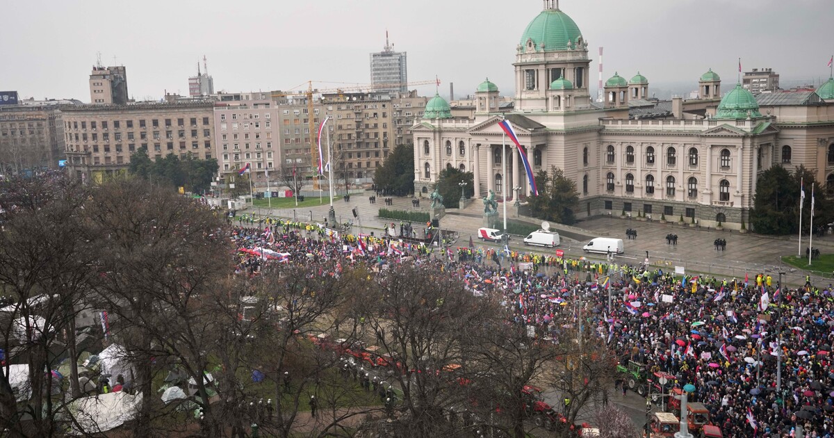 VIDEO: Proti lidem v ulicích použili zvukové dělo. V Bělehradě protestovalo proti vládě přes 100 tisíc lidí