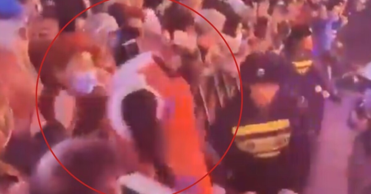 VIDEO: Humanoidní robot zaútočil na lidi. Chtěl je zmlátit, musela zasáhnout policie