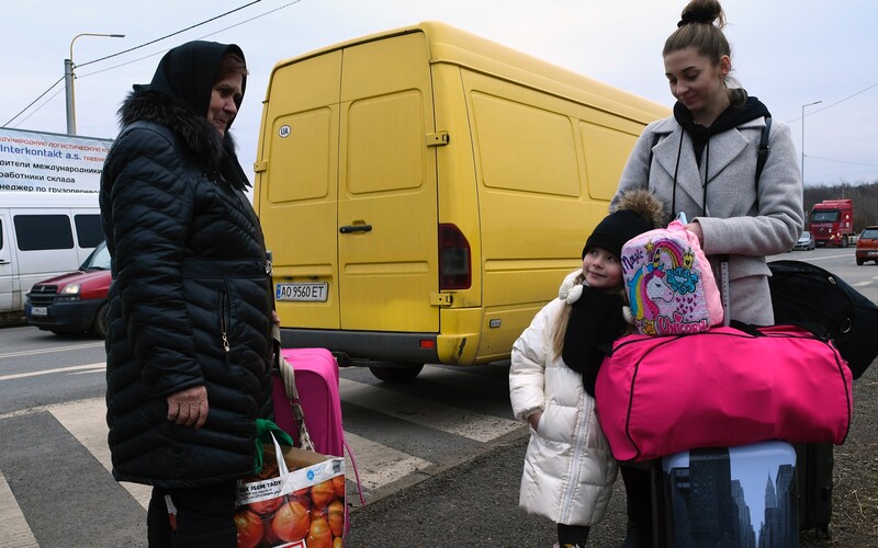 FOTO a VIDEO: Nechceme, aby ľudia mrzli vonku, hovorí premiér Heger, Slovensko je pripravené postarať sa o desaťtisíce Ukrajincov.