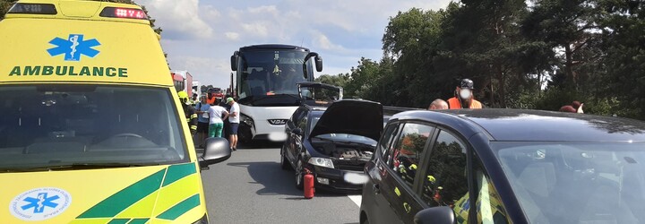 Nehoda u Mohelnice: S osobním autem se srazil autobus s téměř 50 dětmi