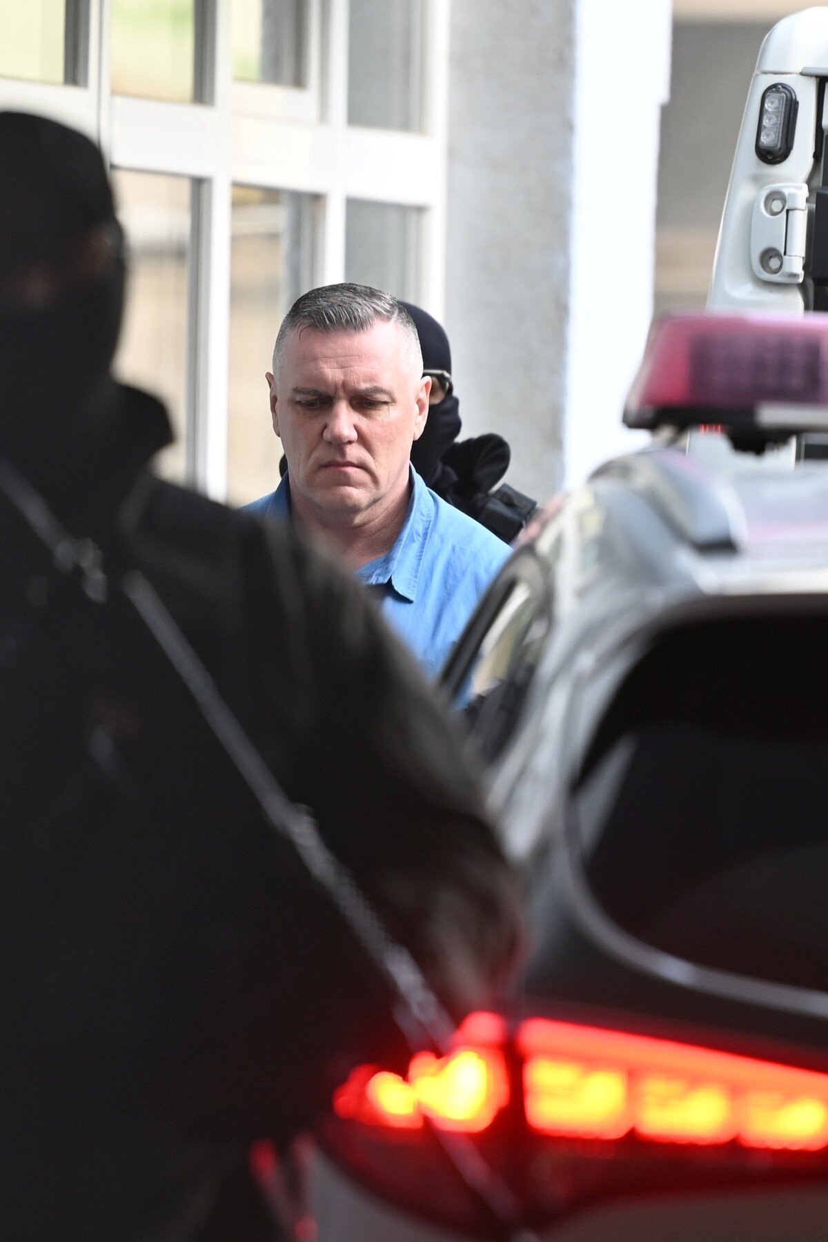 Na snímke odsúdený Mikuláš Černák prichádza v sprievode eskorty na verejné zasadnutie okresného súdu Trnava v trestnej veci odsúdeného Mikuláša Černáka o návrhu na podmienečné prepustenie z výkonu trestu odňatia slobody. V Piešťanoch dňa 25. apríla 2024.
