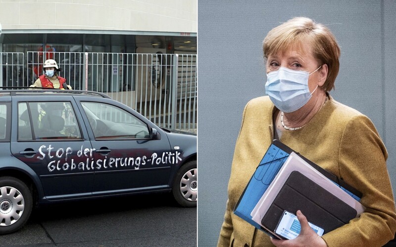 Do sídla Merkelové nabouralo auto. Nápisy na vozidle jsou zřejmě vzkazem pro německou kancléřku.