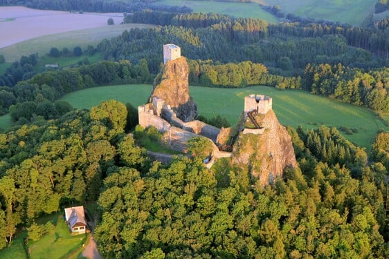 Který hrad se pyšní dvěma sopečnými věžemi zvanými „Panna“ a „Baba“?