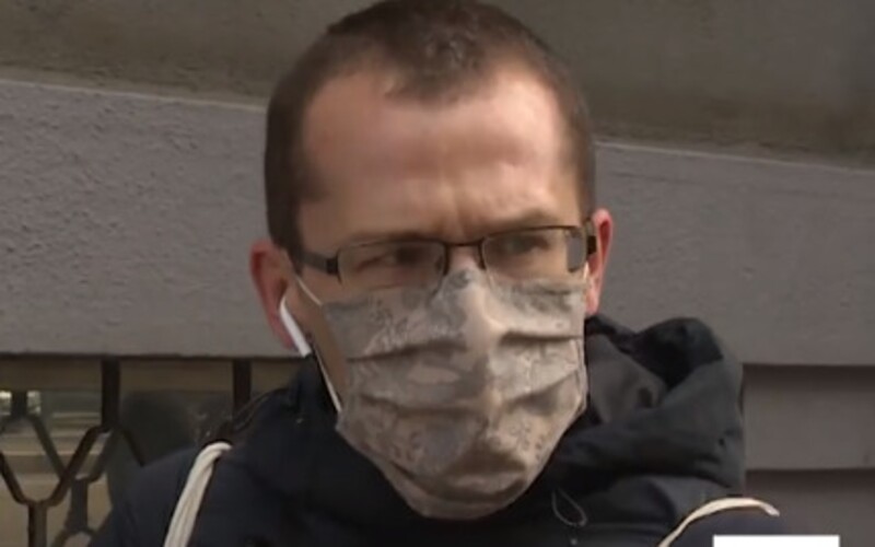 Slováka rozzúrili obrovské rady pred obchodmi, teraz baví internet: Potrebujem veľkú ihlu, lebo sa mi roz**bal koberec v kúpeľni.
