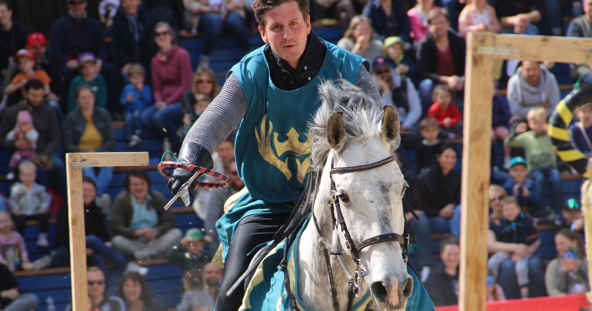 Ráno je kovboj, odpoledne rytíř, večer pracuje s kůží. Marek Sukup baví Němce svými kaskadérskými i uměleckými kousky