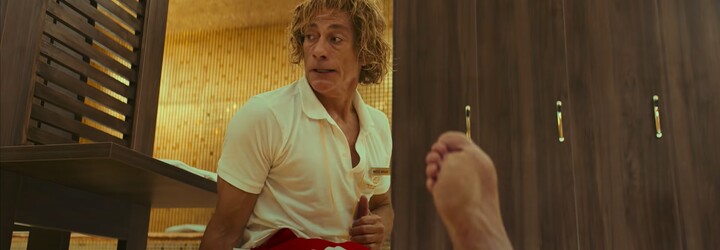 Jean-Claude Van Damme natočil pro Netflix bláznivý akční film. V traileru dělá roznožky a mlátí jednoho mafiána za druhým