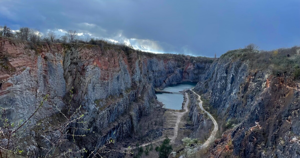 V lomu Velká Amerika zemřeli dva muži. Jeden utonul, druhý si ho fotil a spadl ze skály
