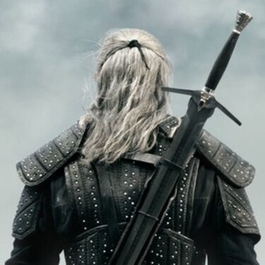 Nosil Geralt v seriálu jeden, nebo dva meče?