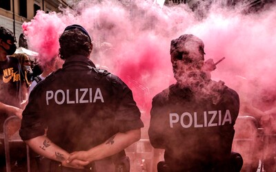 Policisté v Itálii odmítají nosit růžové respirátory. Podle nadřízených to může poškodit image celé instituce.