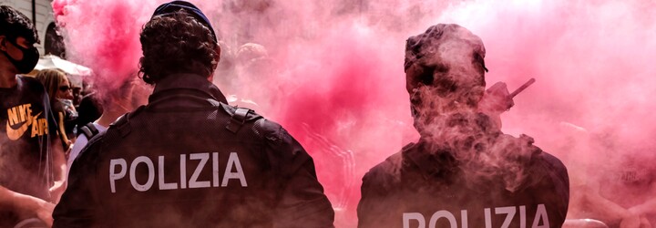 Policisté v Itálii odmítají nosit růžové respirátory. Podle nadřízených to může poškodit image celé instituce