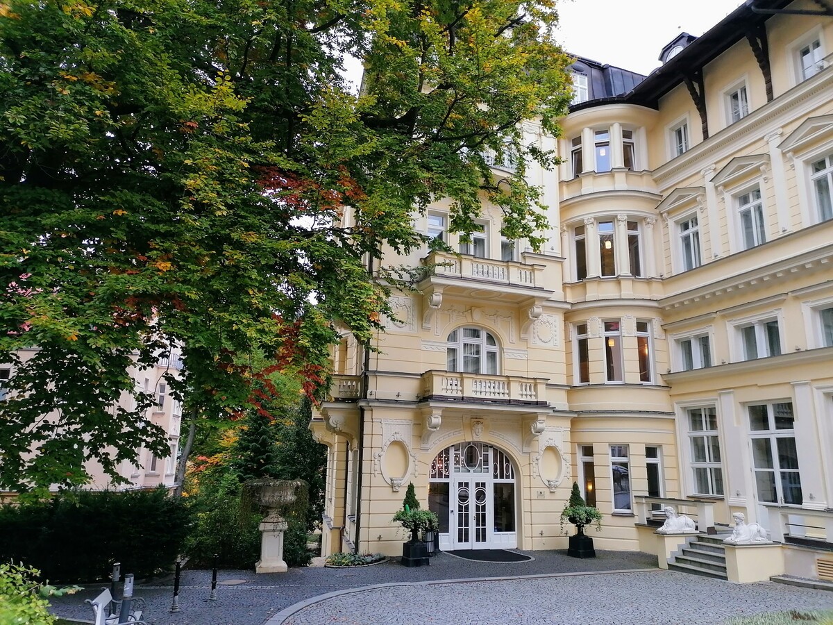 Mariánské Lázně sa označujú ako „mesto v parku“, resp. „park v meste“. Na fotografii hotel Falkensteiner Spa Resort Marienbad.