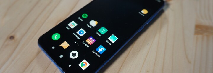 Trojitý foťák, skener odtlačkov v displeji aj štedrá RAM. Otestovali sme Xiaomi Mi 9 SE, ktorý Slovákov hneď zaujal