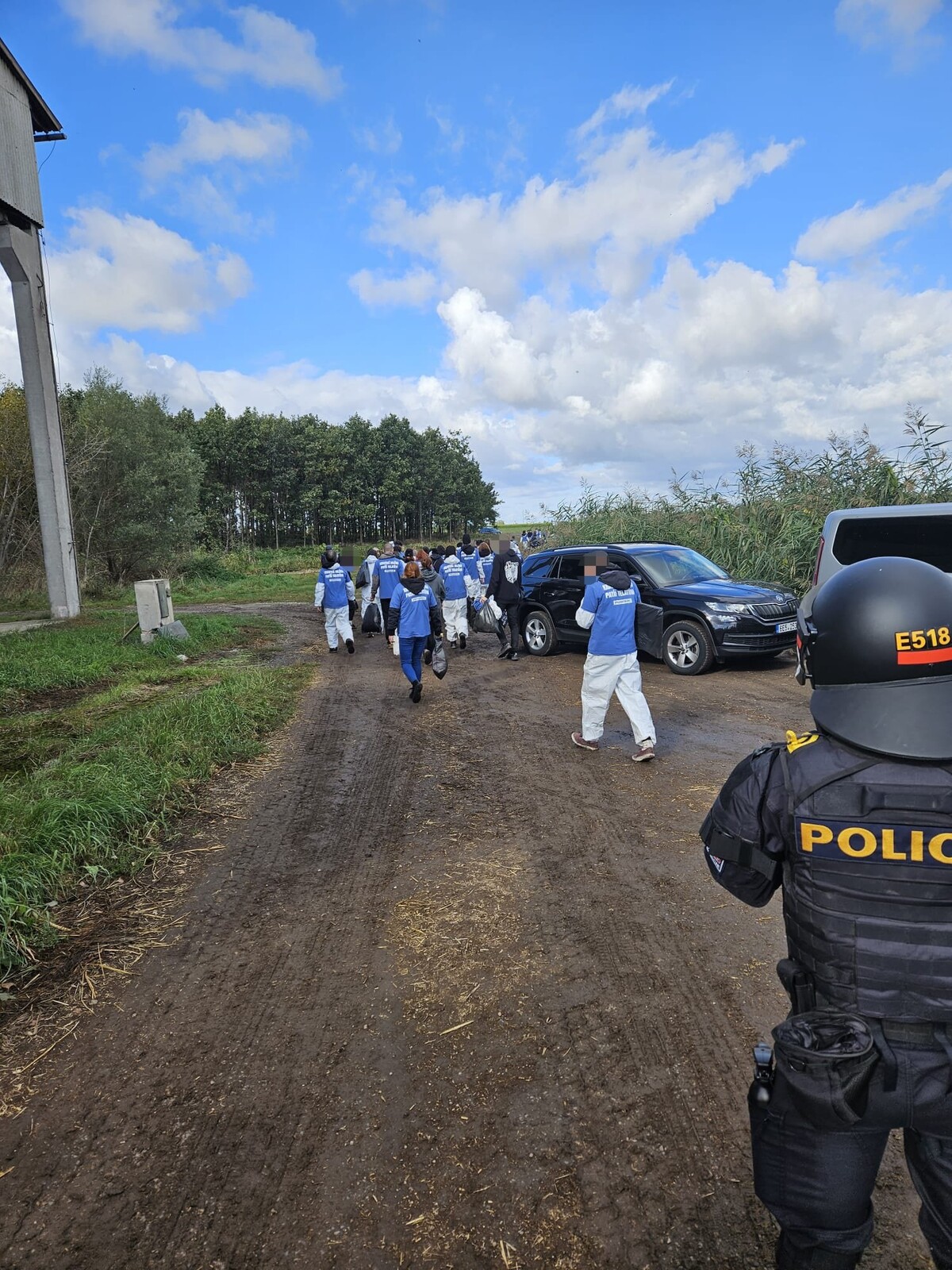 Policejní zásah na mléčné farmě v Dolanech na Pardubicku.