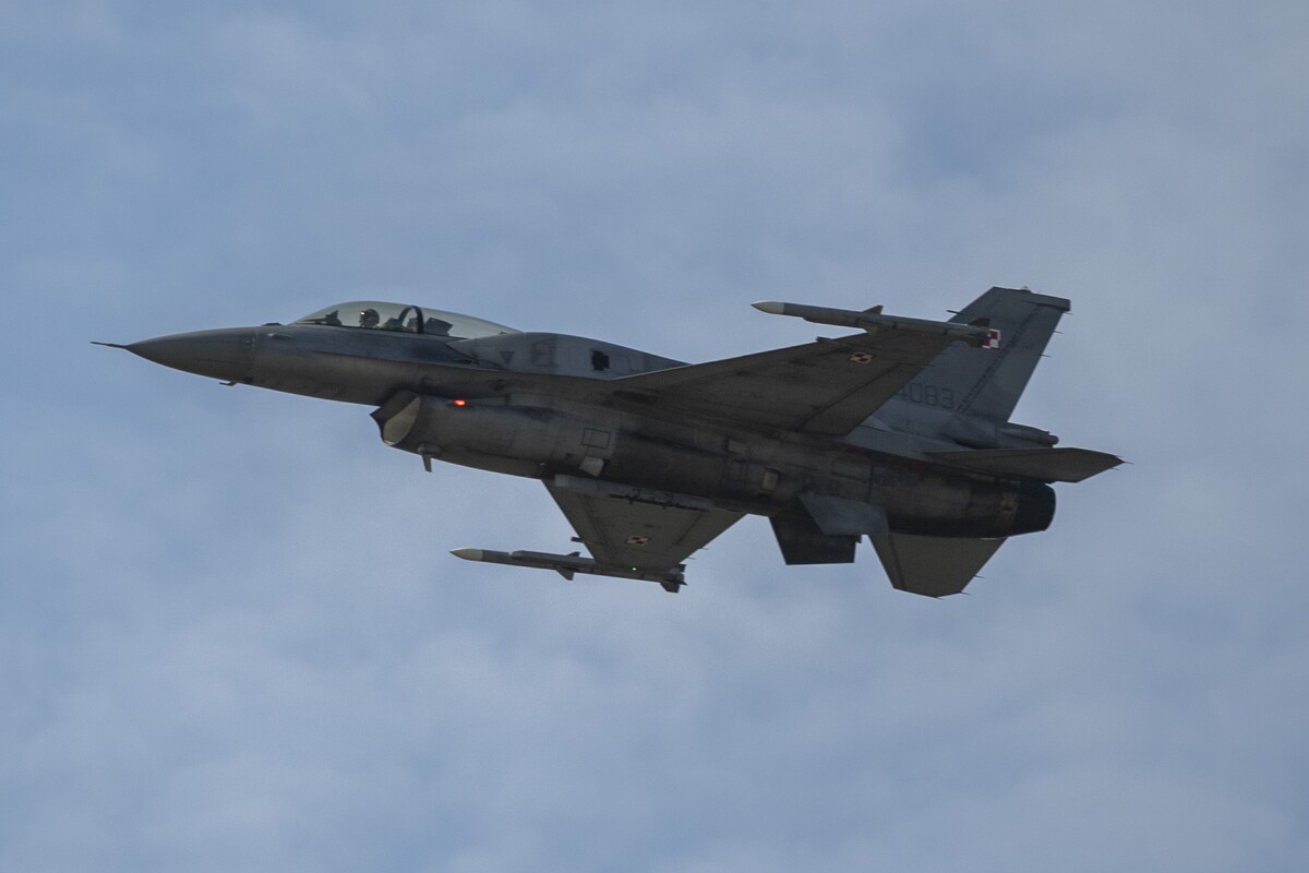 Na snímke prelet poľskej stíhačky F-16 počas podpisu Dohody o ochrane vzdušného priestoru Slovenskej republiky.