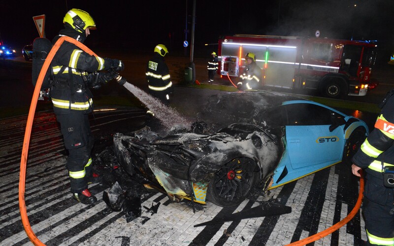 V Praze hořelo Lamborghini. Kriminalisté nevylučují žhářství.