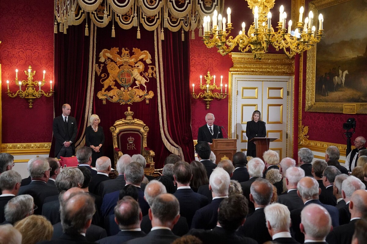 Zasedání rady se zúčastnila také Charlesova manželka Camilla a syn William.
