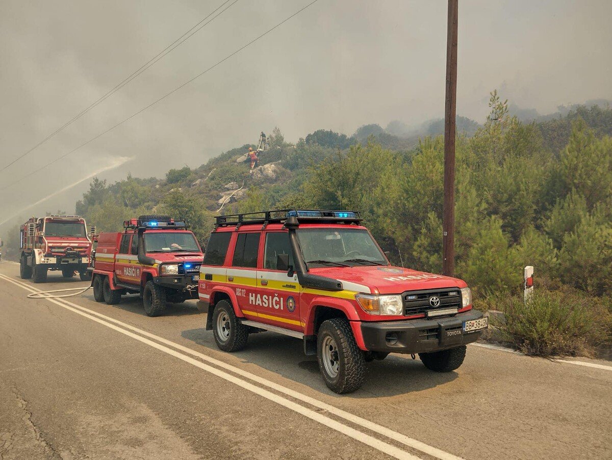 Slovenskí hasiči pomáhajú uhasiť požiare v Grécku. Zasahujú na ostrove Rodos. 