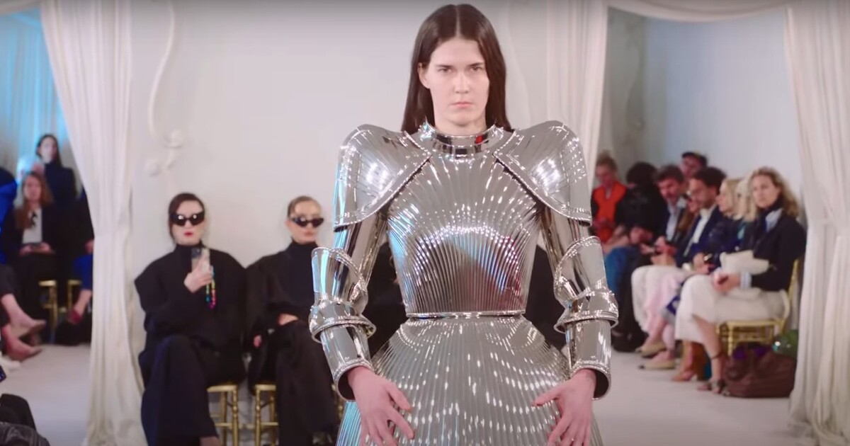 Bizarní „šaty“ od Balenciagy: v róbě z brnění modelka sotva kráčela po molu