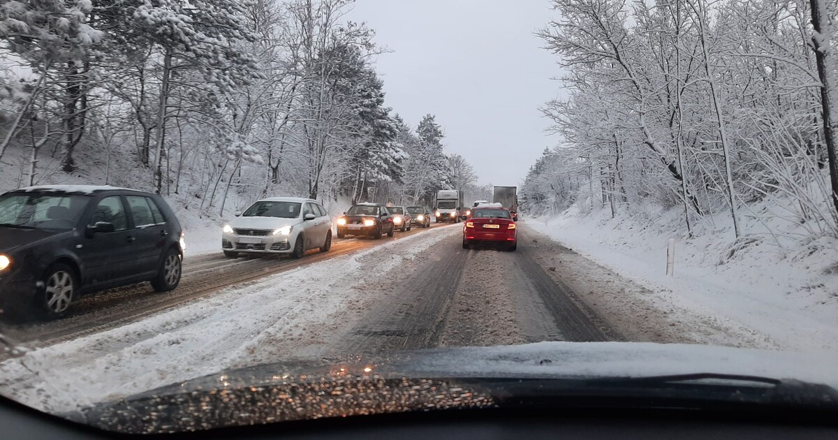 České hory zasypal sníh. Tento týden bude teplo, o víkendu si ale připrav péřovku