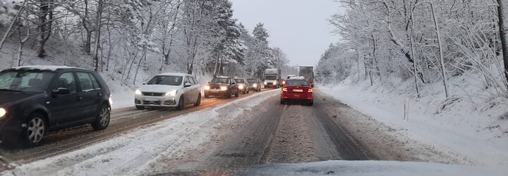 Meteorologové změnili výstrahu, sníh komplikuje dopravu na Liberecku a Mladoboleslavsku