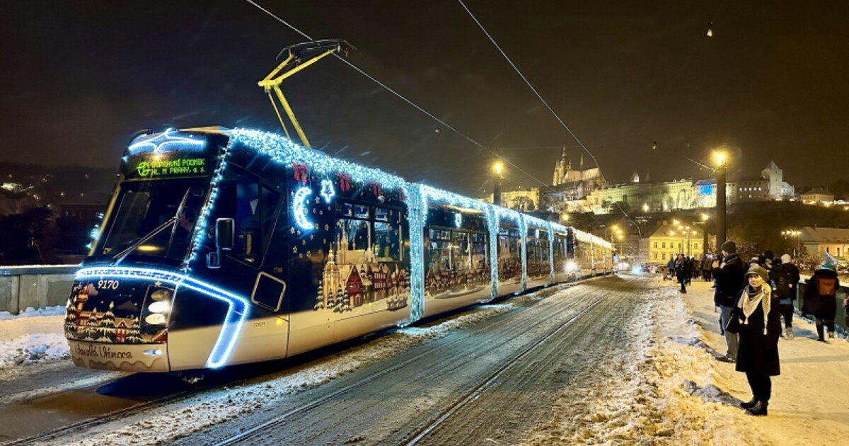 Vánoce jsou tady! V Praze vyjely do ulic nazdobené tramvaje. Kde se s nimi můžeš svézt?
