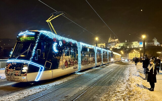 Vánoce jsou tady! V Praze vyjely do ulic nazdobené tramvaje. Kde se s nimi můžeš svézt? 