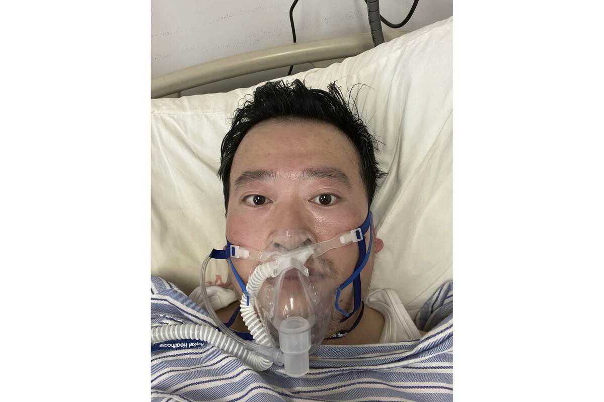  Na archívnej snímke z 3. februára 2020 čínsky lekár Li Wen-liang počas hospitalizácie v nemocnici v čínskom Wu-chane. 