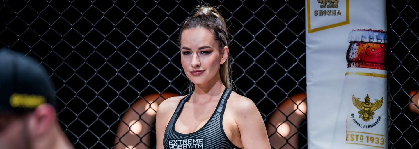 Cage girl Evina: Občas mi z klece během zápasu stříkla krev bojovníků přímo na tvář (Rozhovor)