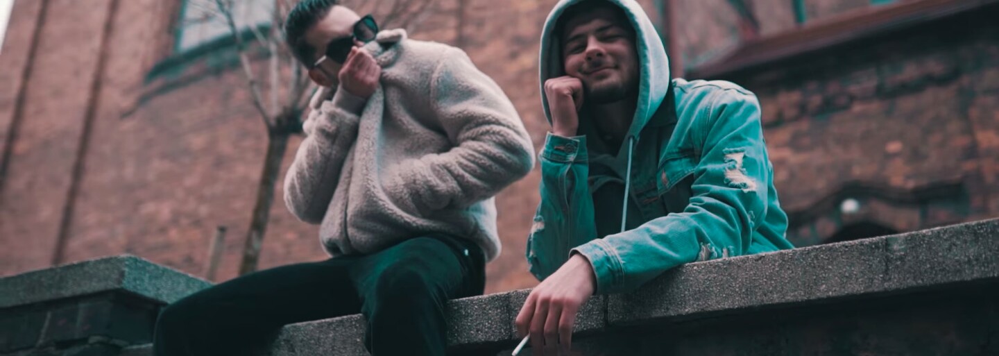 Calin píše rodičům dopis o svém dosavadním úspěchu. Člen Comebackgangu přichází s dalším videoklipem