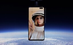 Cara Delevingne sa vydala so Samsungom do vesmíru a urobila si prvú SpaceSelfie