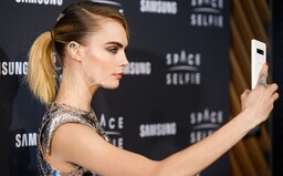 Cara Delevingne se vydala se Samsungem do vesmíru a udělala si první SpaceSelfie